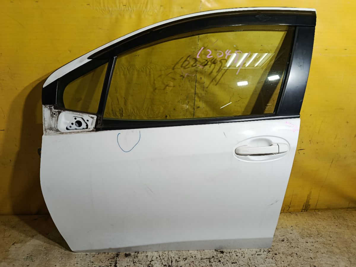 Дверь боковая на Toyota Vitz NSP130 Фото 1