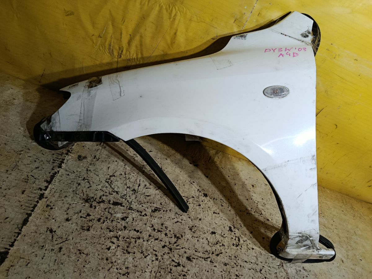 Крыло переднее на Mazda Demio DY3W Фото 1