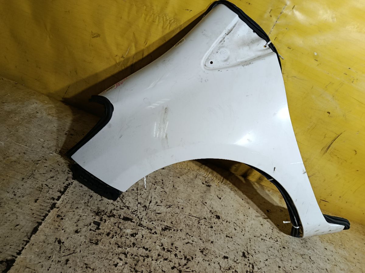 Крыло переднее на Toyota Vitz NSP130 Фото 1