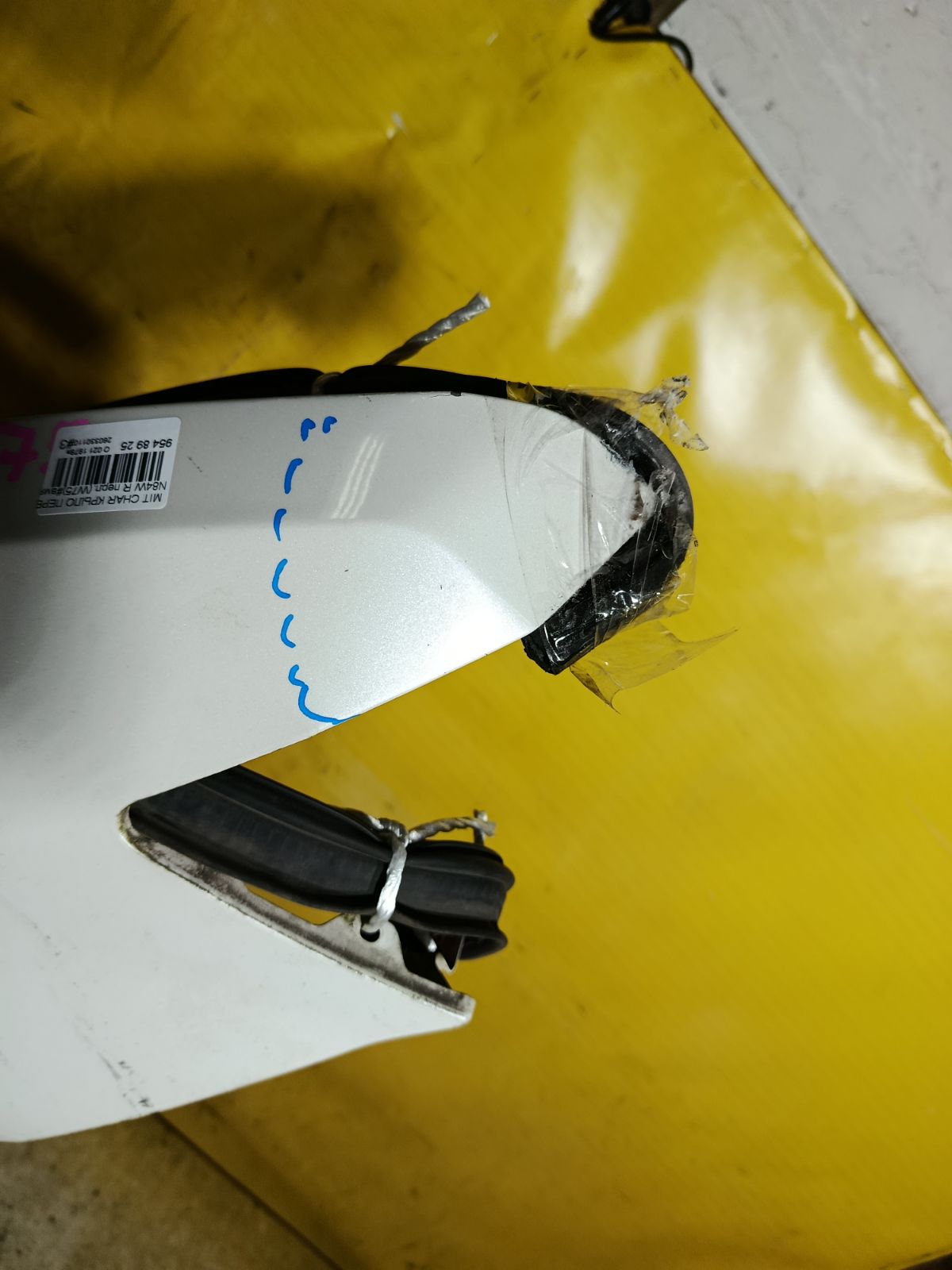 Крыло переднее на Mitsubishi Chariot Grandis N84W Фото 4