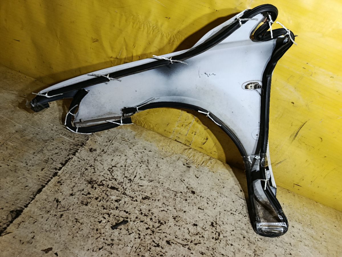 Крыло переднее на Mitsubishi Chariot Grandis N84W Фото 6