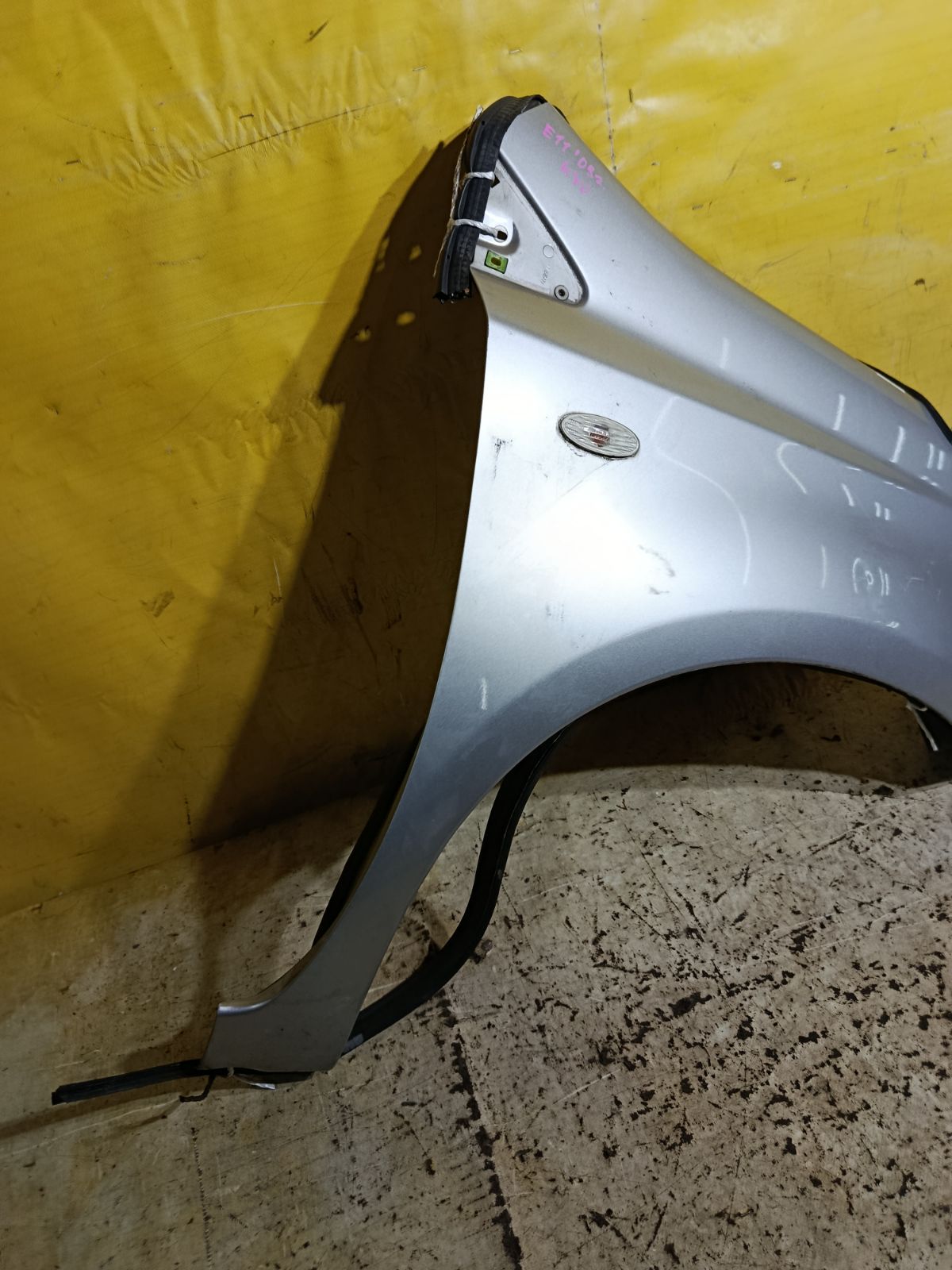 Крыло переднее на Nissan Note E11 Фото 1