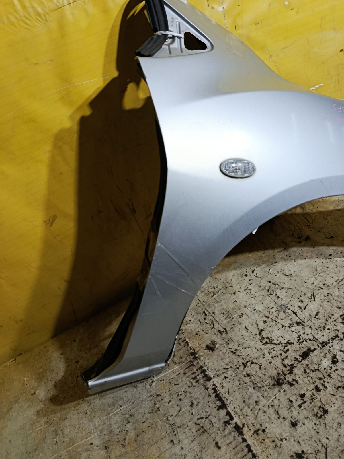 Крыло переднее 2741658, 3421312, 3421312A1, 4533021, 4533021J, 5605006, 6504043421312P, 931172, D01G52111B, D651-52-111B, GDFN0061R, MD234022FR, MZ10069AR, MZ10069BR, MZ10069BRV, MZ3093023, MZ51101600R00, MZ51101601R00, MZX0207270R на Mazda Demio DE3FS Фото 2