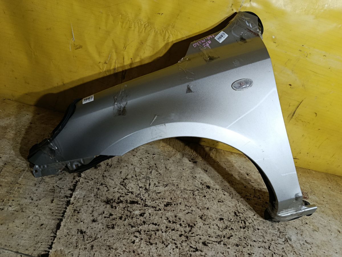 Крыло переднее на Mazda Demio DY3W Фото 1
