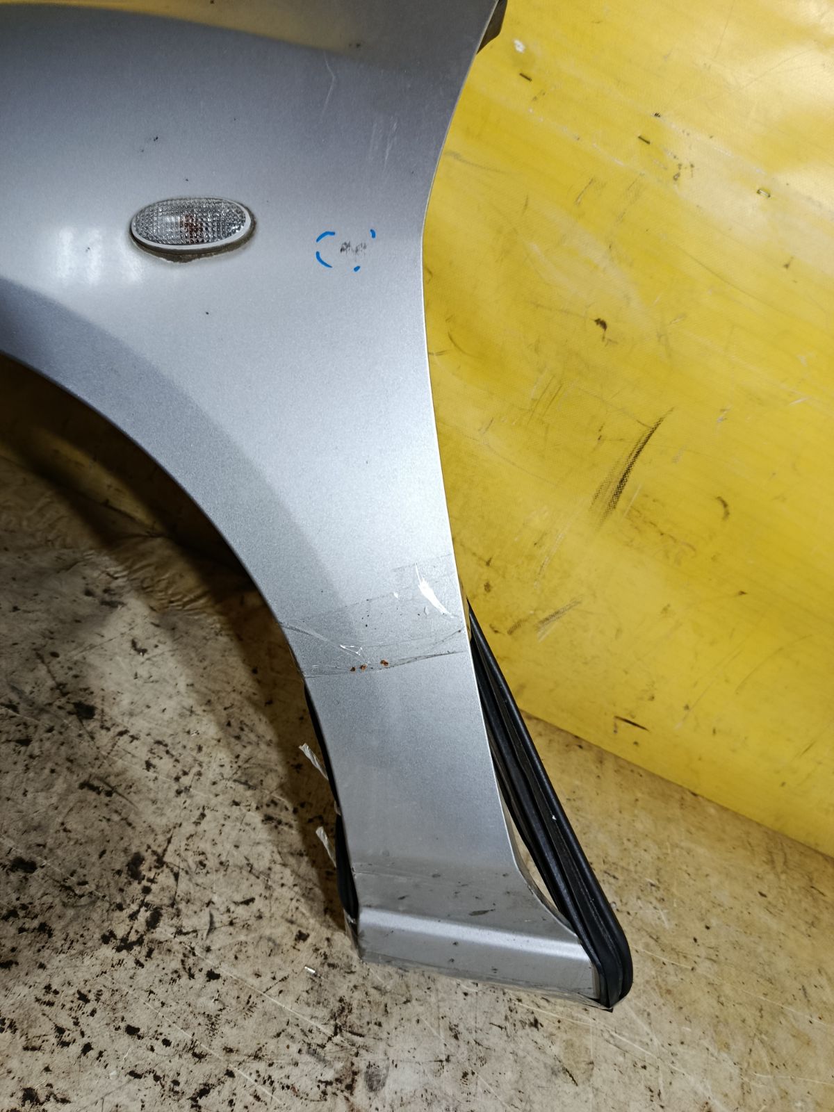 Крыло переднее 2741657, 3421311, 3421311A1, 4533011, 4533011J, 5605007, 6504043421311P, 931171, D01G52211B, D651-52-211B, DD1052211C, GDFN0061L, MD234021FL, MZ10069AL, MZ10069BL, MZ10069BLV, MZ3093024, MZ51101600L00, MZ51101601L00, MZX0207270L на Mazda Demio DE3FS Фото 4