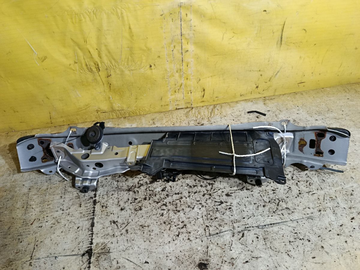 Жесткость бампера 52131-52250 на Toyota Ractis NSP120 Фото 2