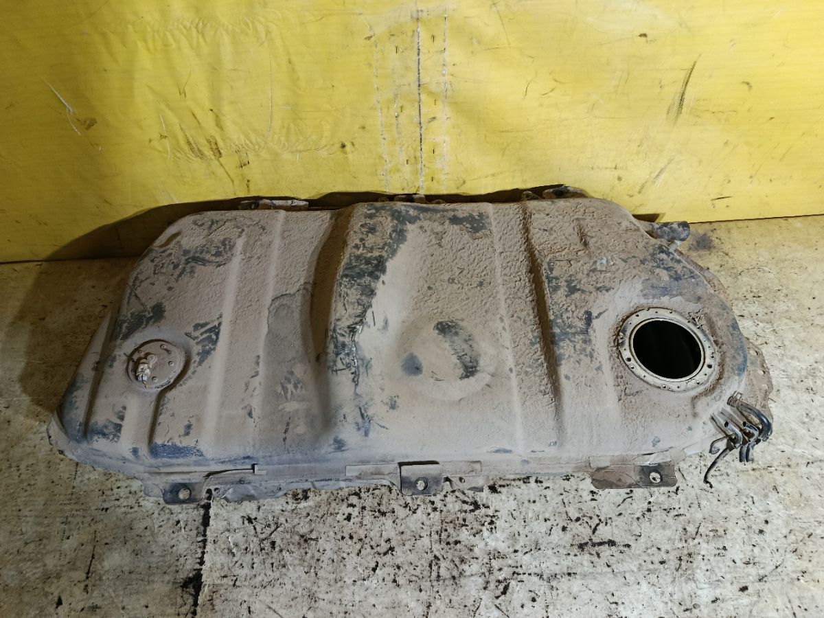 Бак топливный на Toyota Noah AZR65G 1AZ-FSE Фото 1