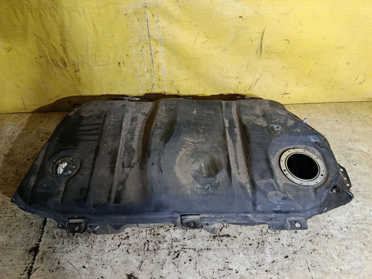 Бак топливный на Toyota Noah AZR65G 1AZ-FSE Фото 1