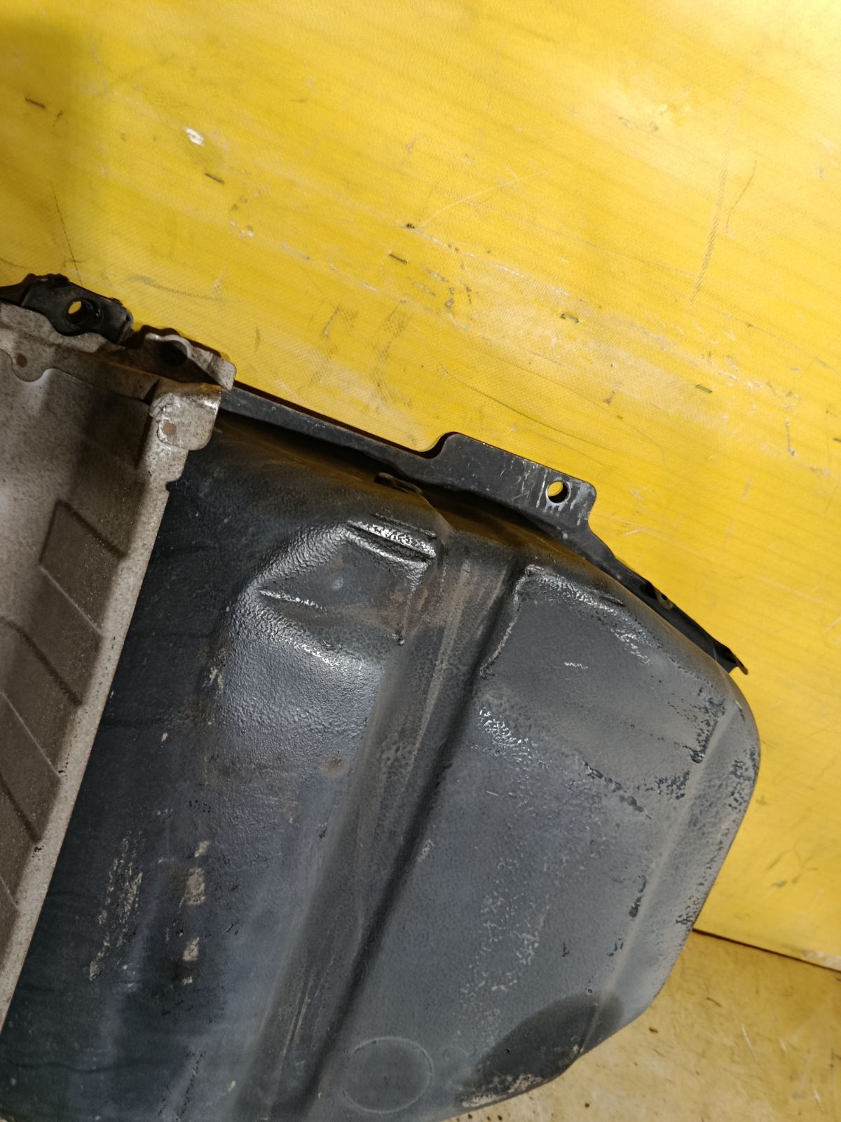 Бак топливный на Toyota Noah AZR65G 1AZ-FSE Фото 4