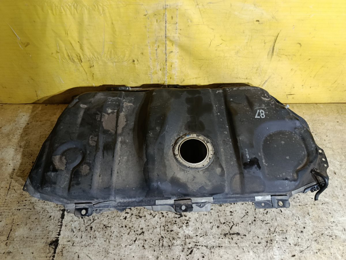 Бак топливный 77001-28532, 77001-44030, 77001-44031, 77001-44032 на Toyota Noah AZR60G 1AZ-FSE Фото 1