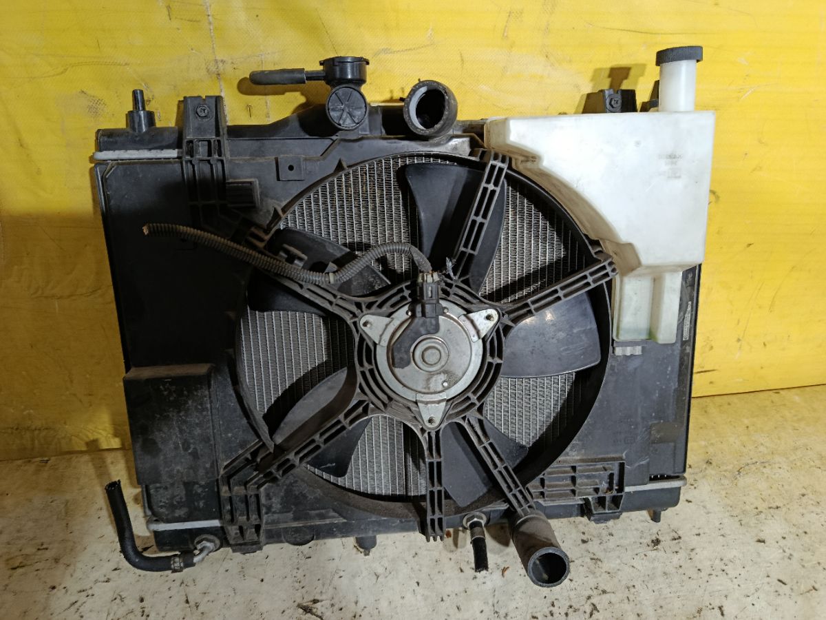 Радиатор ДВС на Nissan Tiida Latio SC11 HR15DE Фото 3