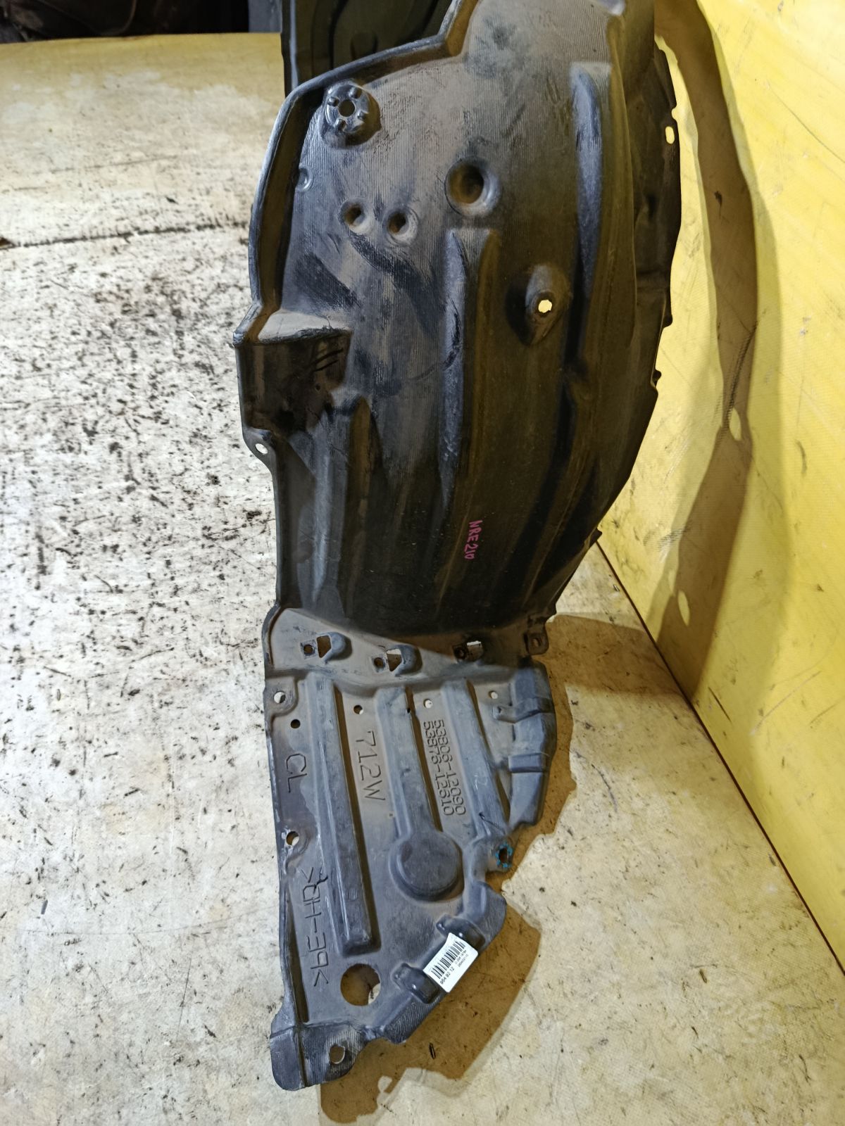 Подкрылок 53876-12610 на Toyota Corolla NRE210 Фото 2