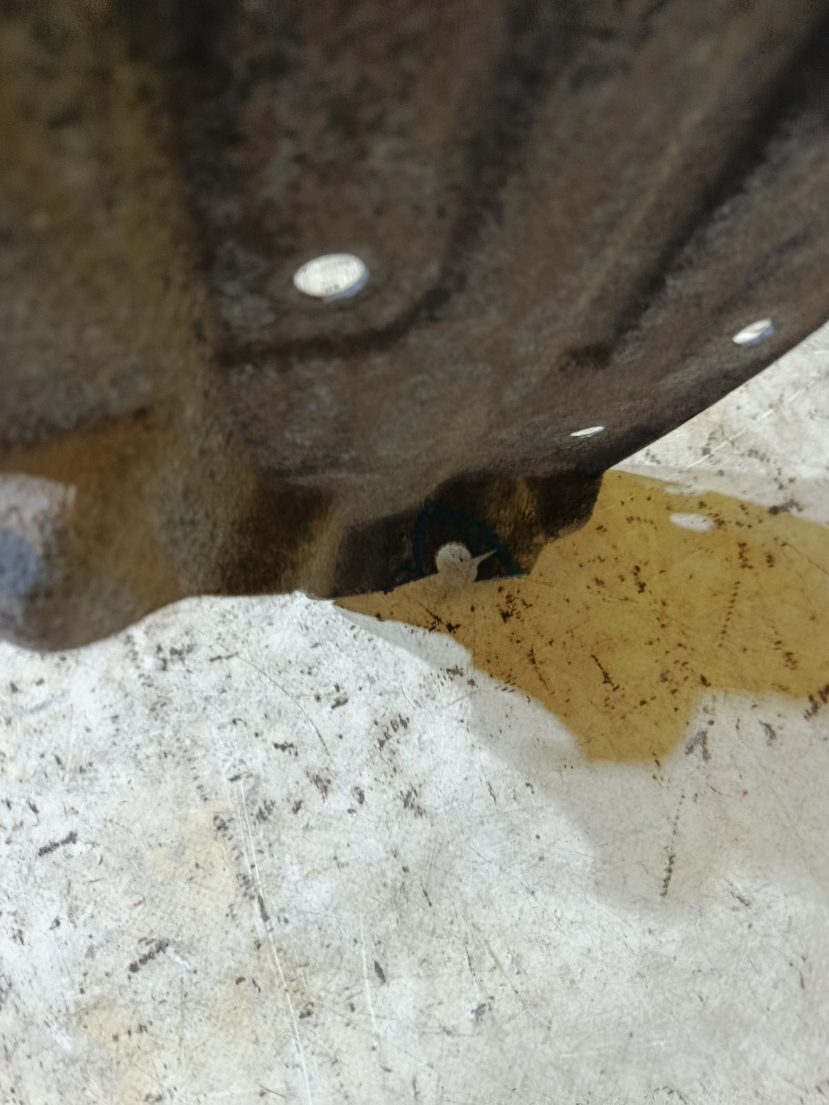 Подкрылок 53845-V1020 на Toyota Voxy MZRA90W Фото 4