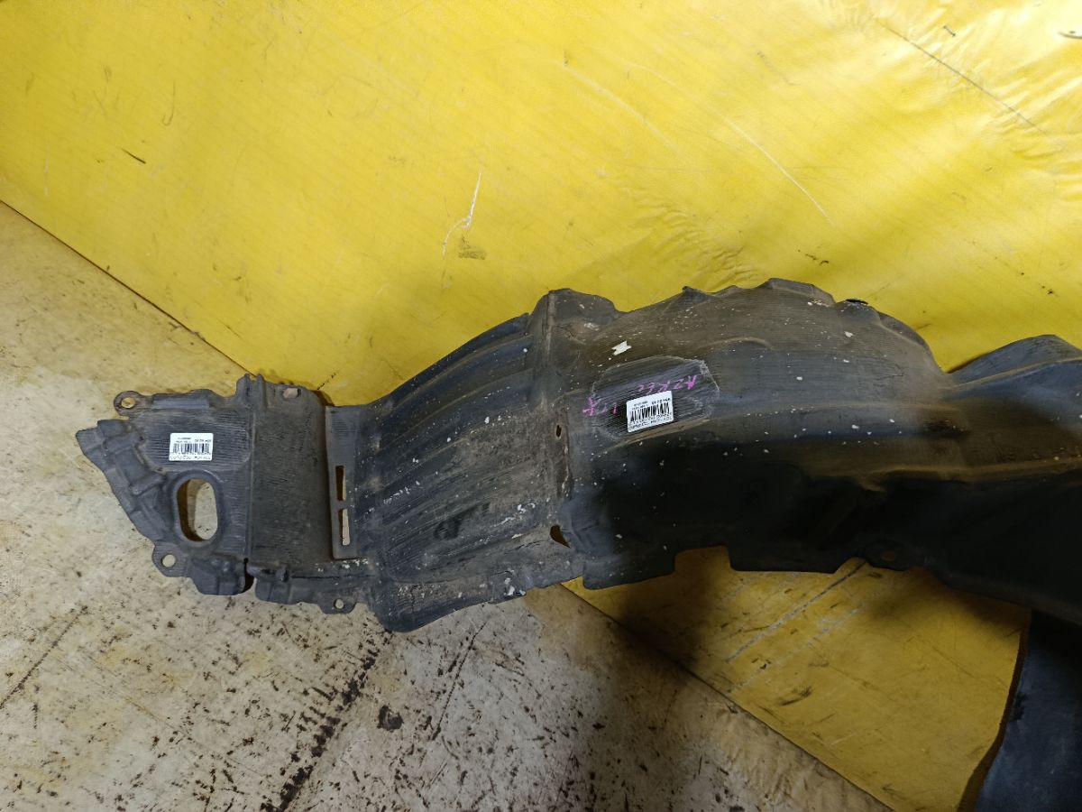 Подкрылок 53876-28190 на Toyota Noah AZR60G 1AZ-FSE Фото 2