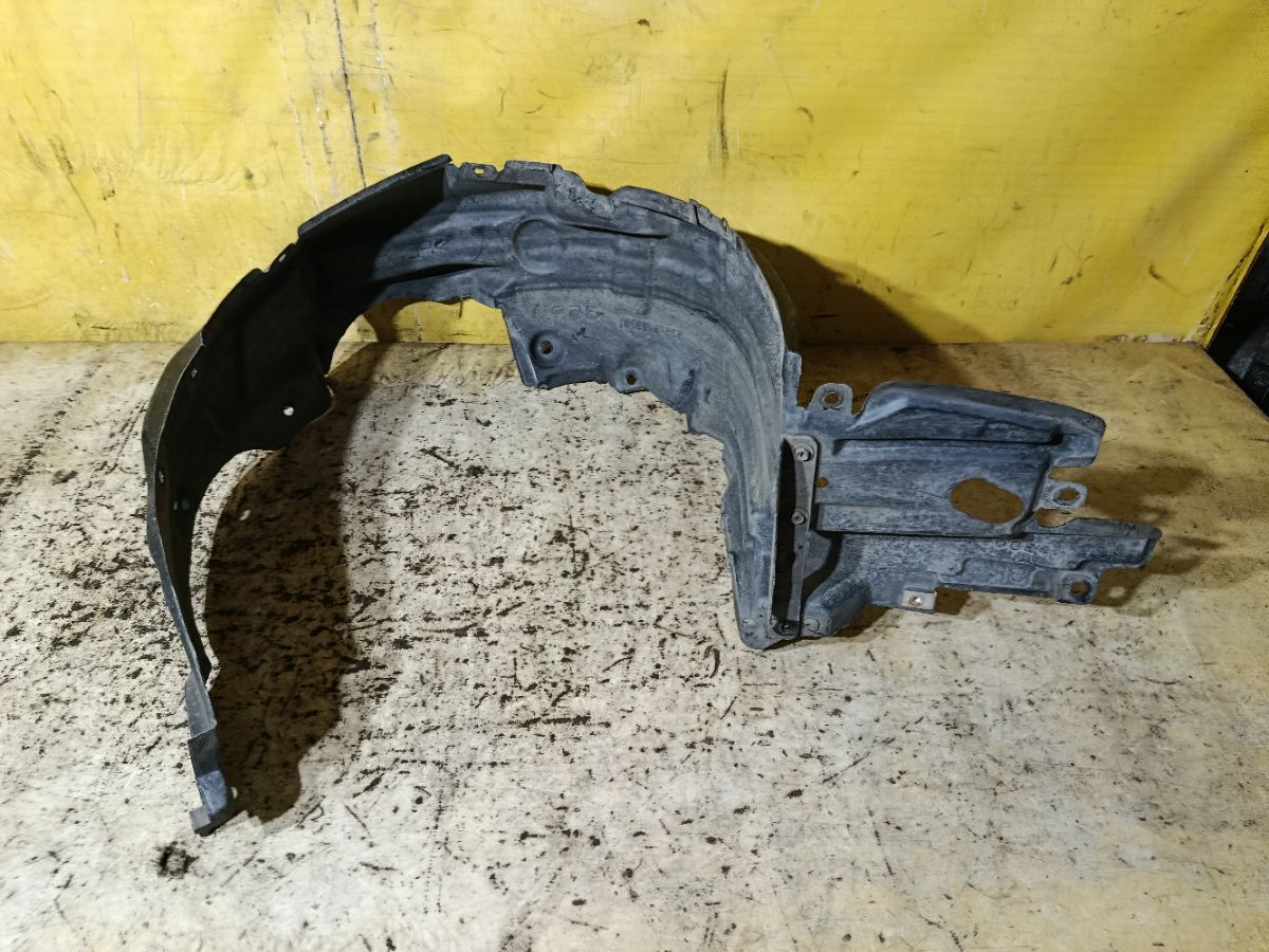 Подкрылок 53875-28201 на Toyota Voxy ZRR70G 3ZR-FAE Фото 1