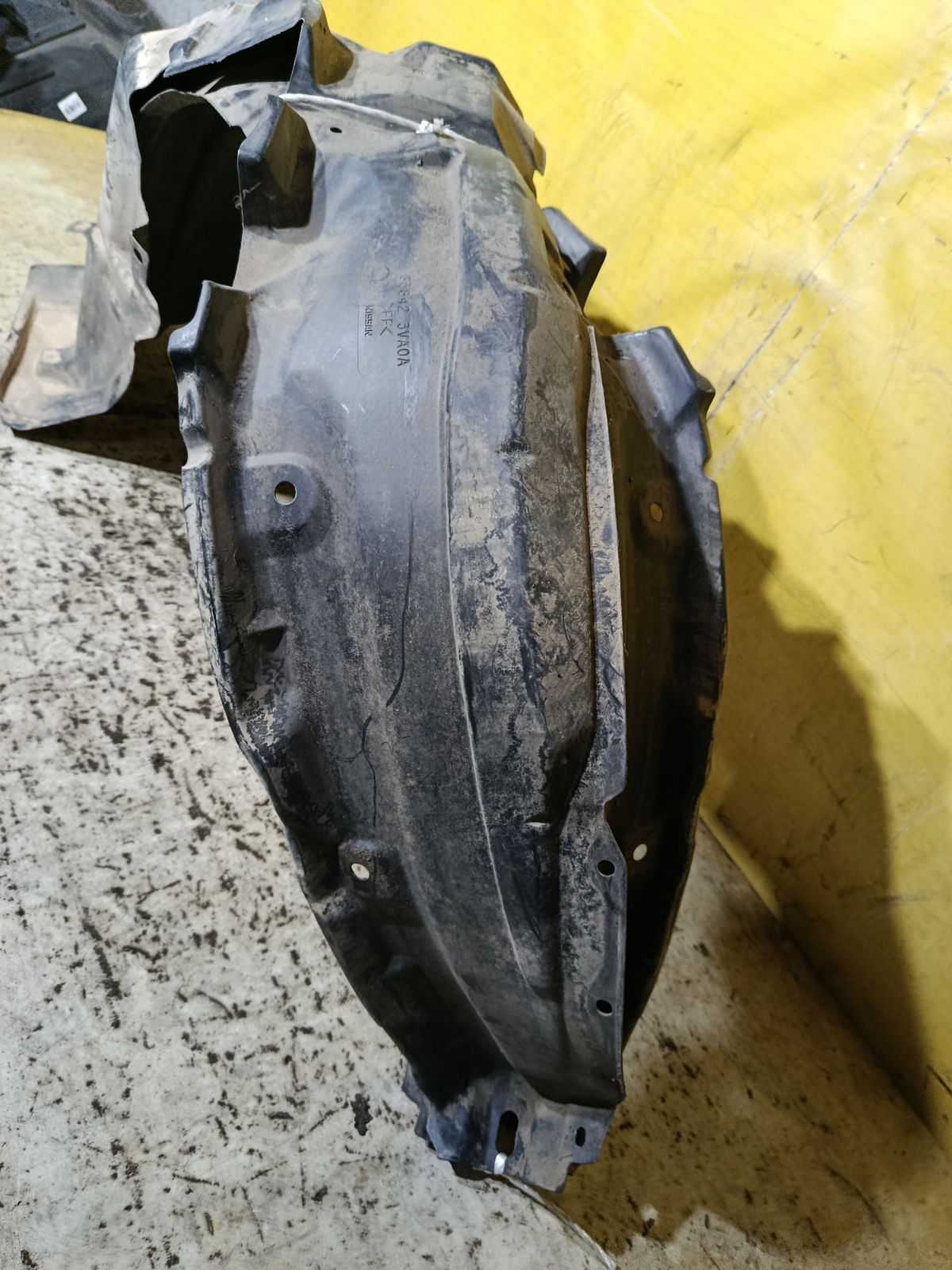 Подкрылок 63843-3VA0A на Nissan Note E12 HR12DDR Фото 3