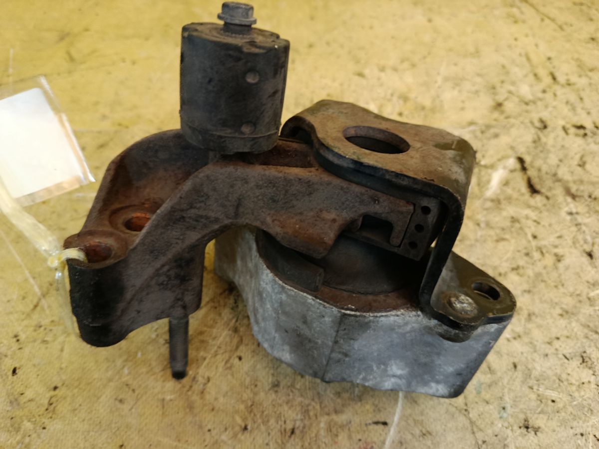 Подушка двигателя на Toyota Prius NHW20 1NZ-FXE Фото 2