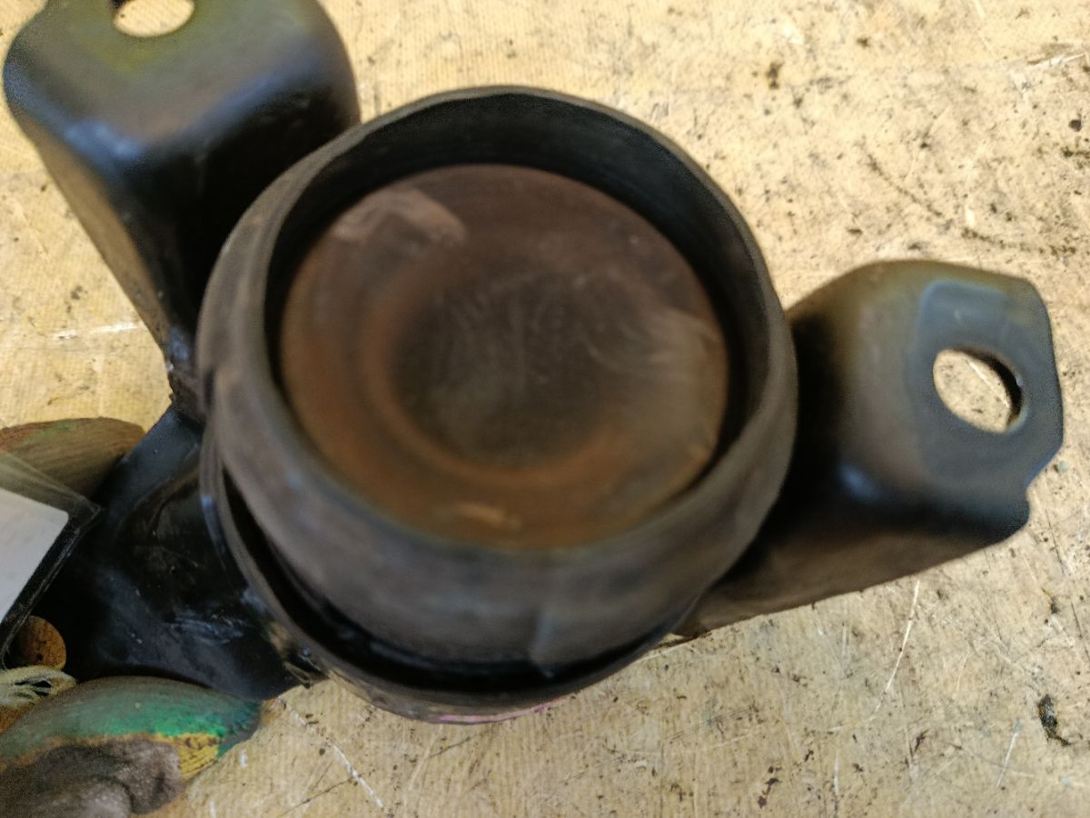 Подушка двигателя на Toyota Noah AZR60G 1AZ-FSE Фото 2