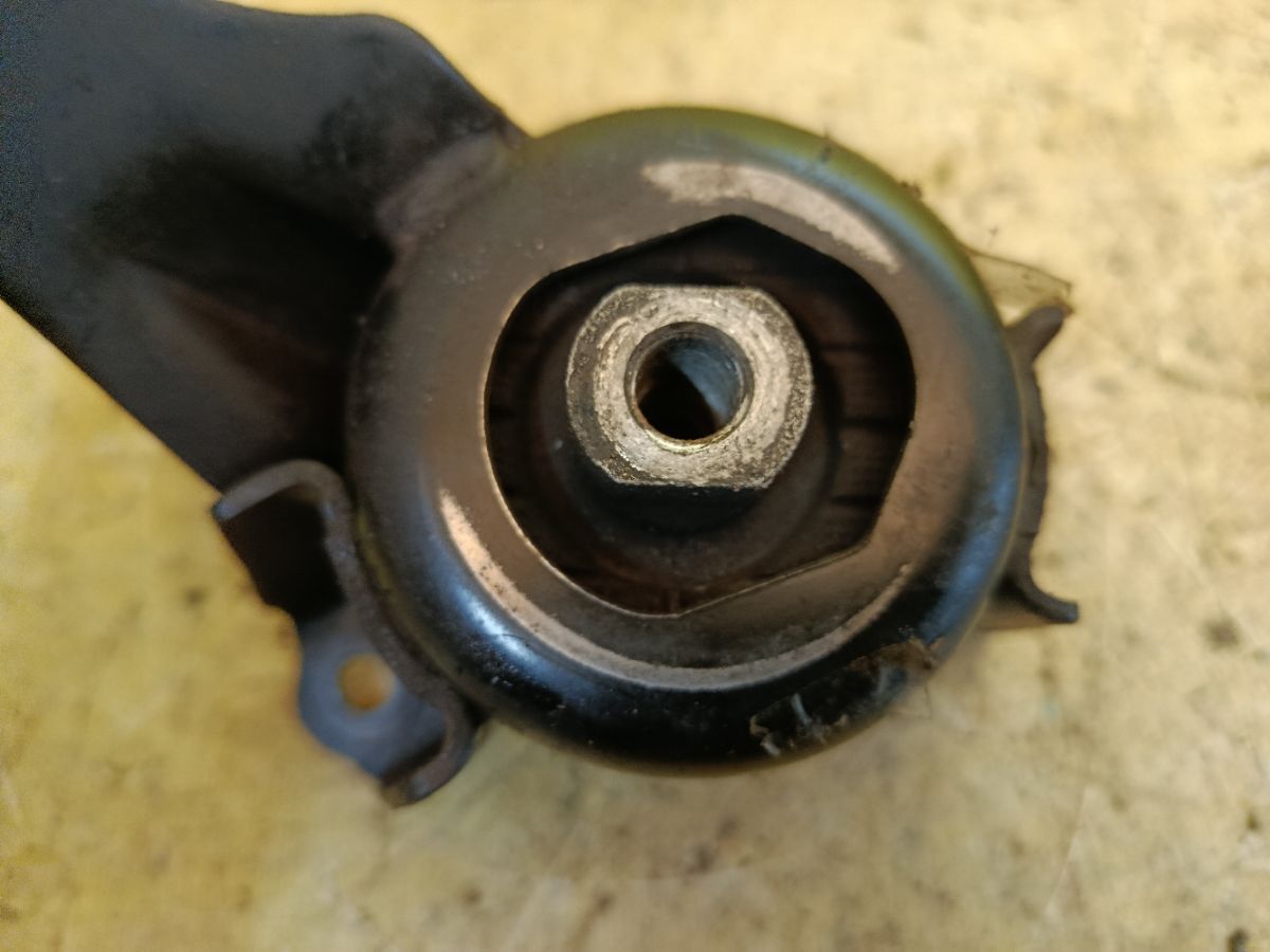 Подушка двигателя на Toyota Noah AZR60G 1AZ-FSE Фото 3