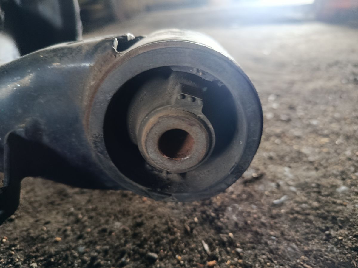 Балка подвески на Toyota Prius ZVW30 2ZR-FXE Фото 4