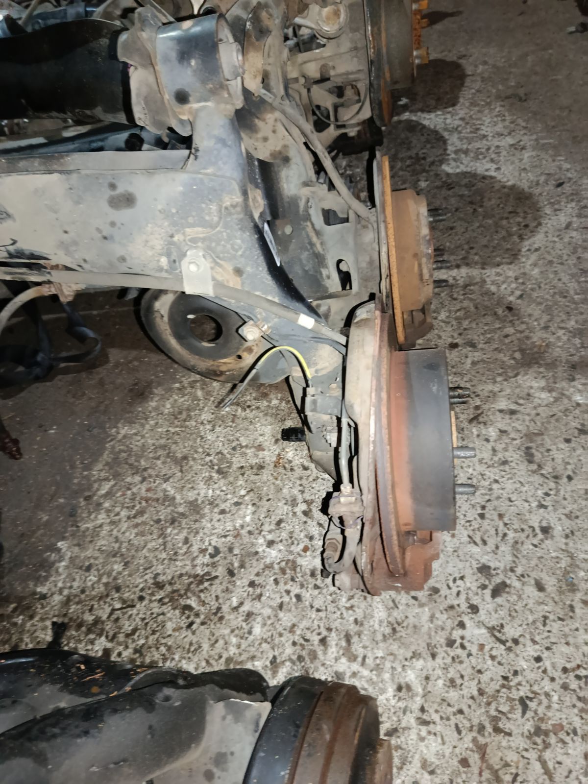 Балка подвески на Toyota Noah ZRR70G 3ZR-FAE Фото 2