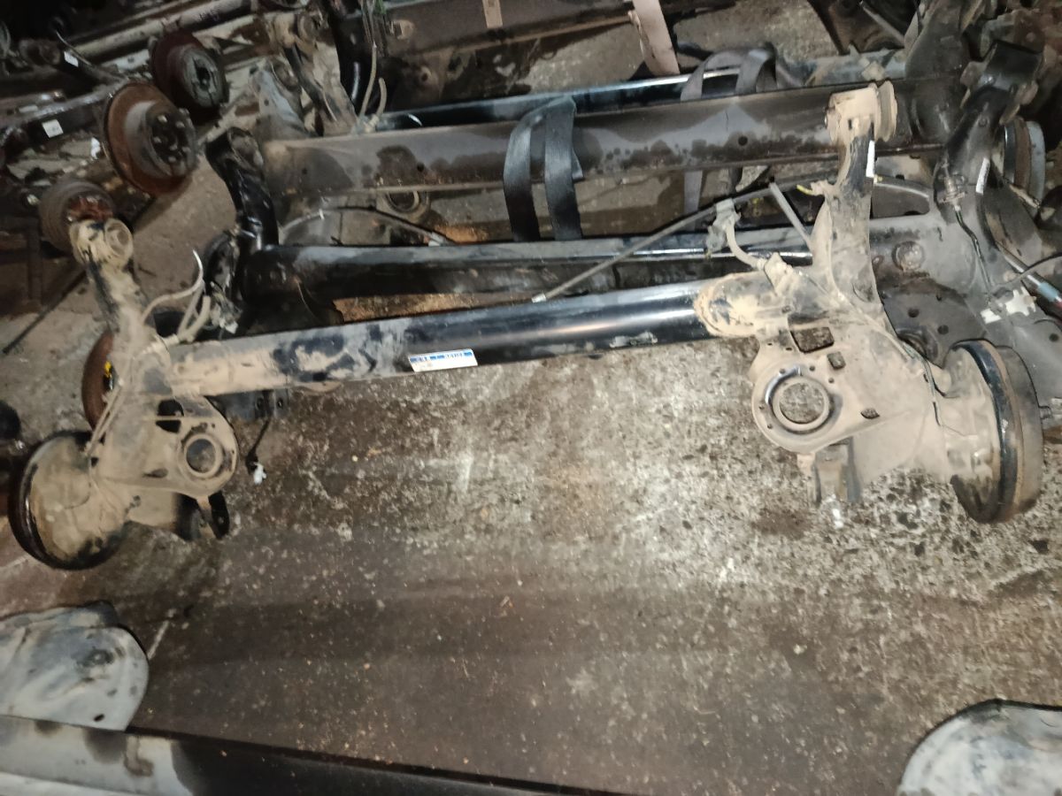 Балка подвески на Daihatsu Move LA100S KF-VE Фото 1