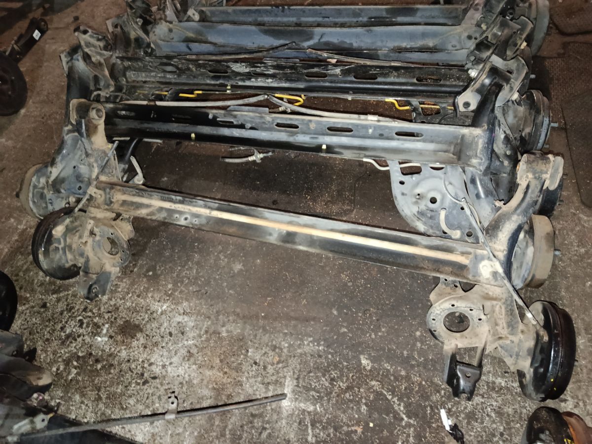 Балка подвески на Daihatsu Move LA100S KF-VE Фото 6