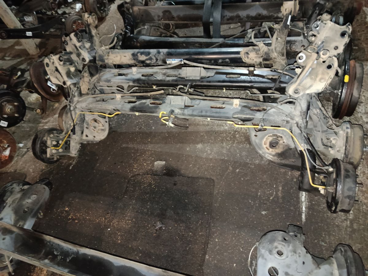 Балка подвески на Nissan Note E11 HR15DE Фото 1