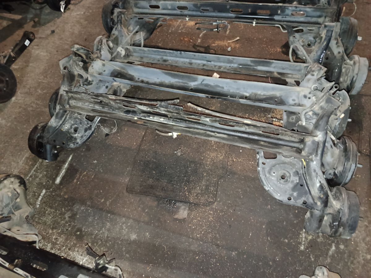 Балка подвески на Nissan Note E11 HR15DE Фото 6