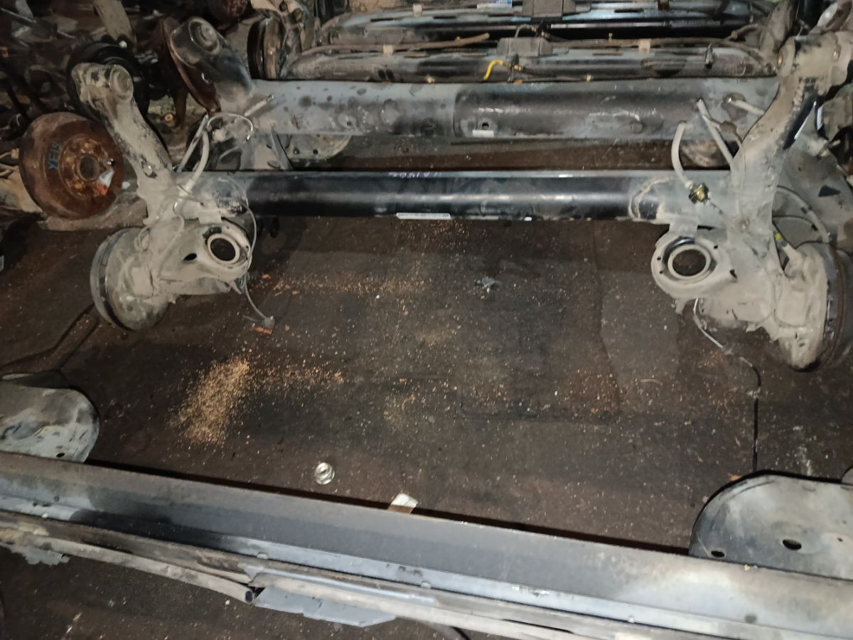 Балка подвески на Daihatsu Move LA150S KF-VE Фото 1