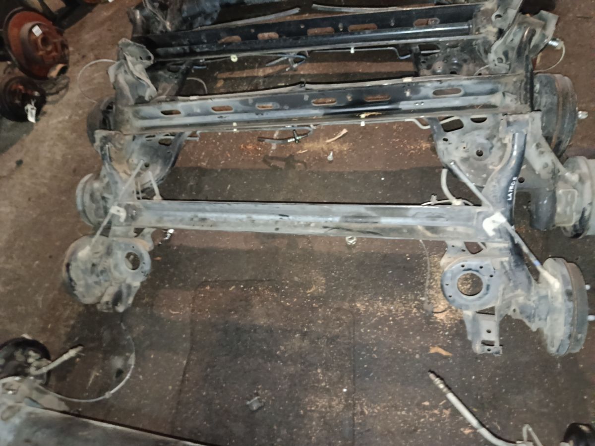 Балка подвески на Daihatsu Move LA150S KF-VE Фото 6