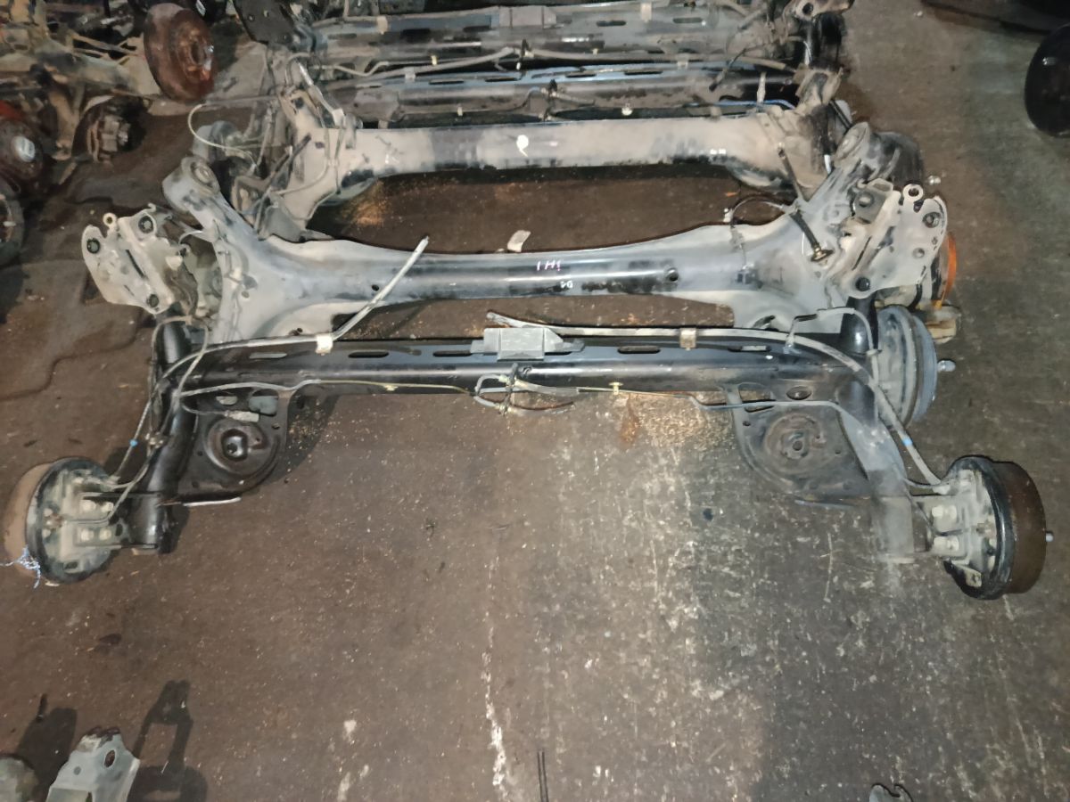 Балка подвески на Nissan Note E11 HR15DE Фото 1