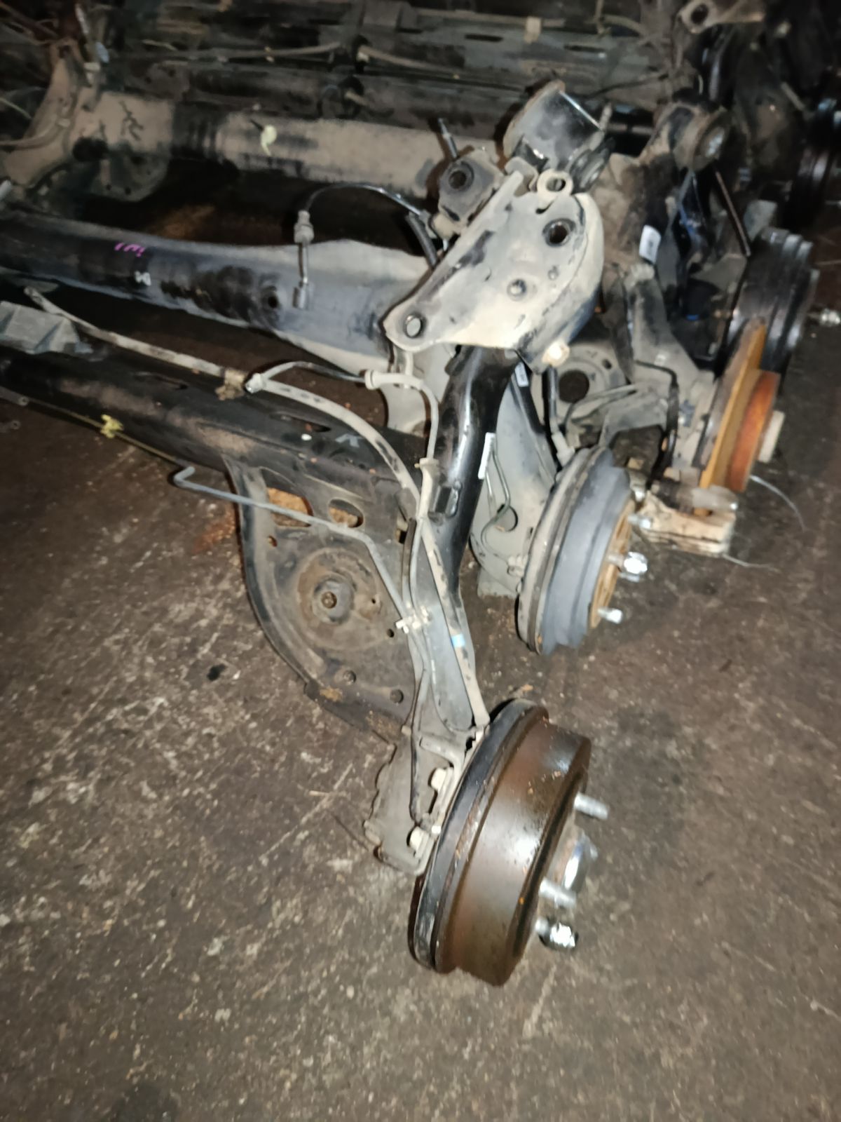 Балка подвески на Nissan Note E11 HR15DE Фото 2