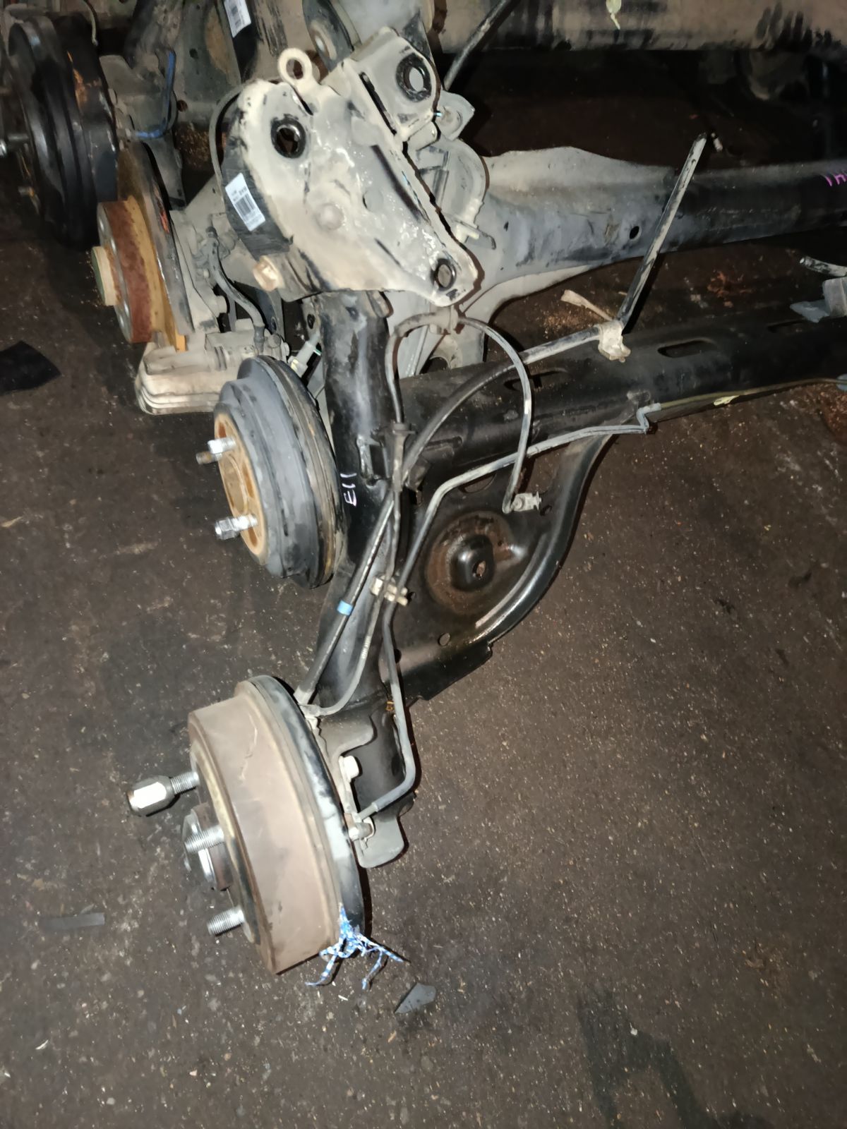 Балка подвески на Nissan Note E11 HR15DE Фото 3