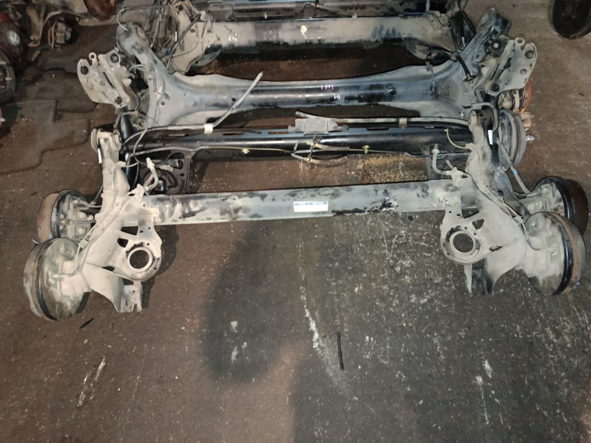 Балка подвески на Daihatsu Move LA100S KF-VE Фото 1