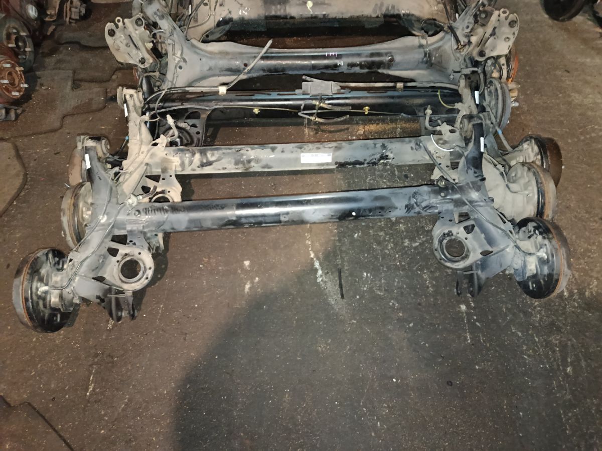 Балка подвески на Daihatsu Move LA150S KF-VE Фото 1