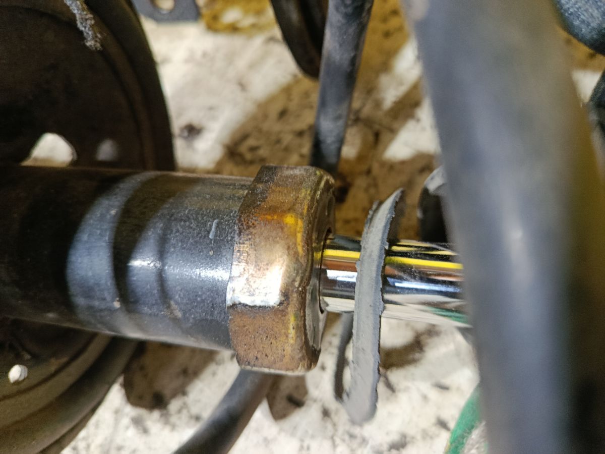 Стойка амортизатора на Toyota Noah AZR65G 1AZ-FSE Фото 2