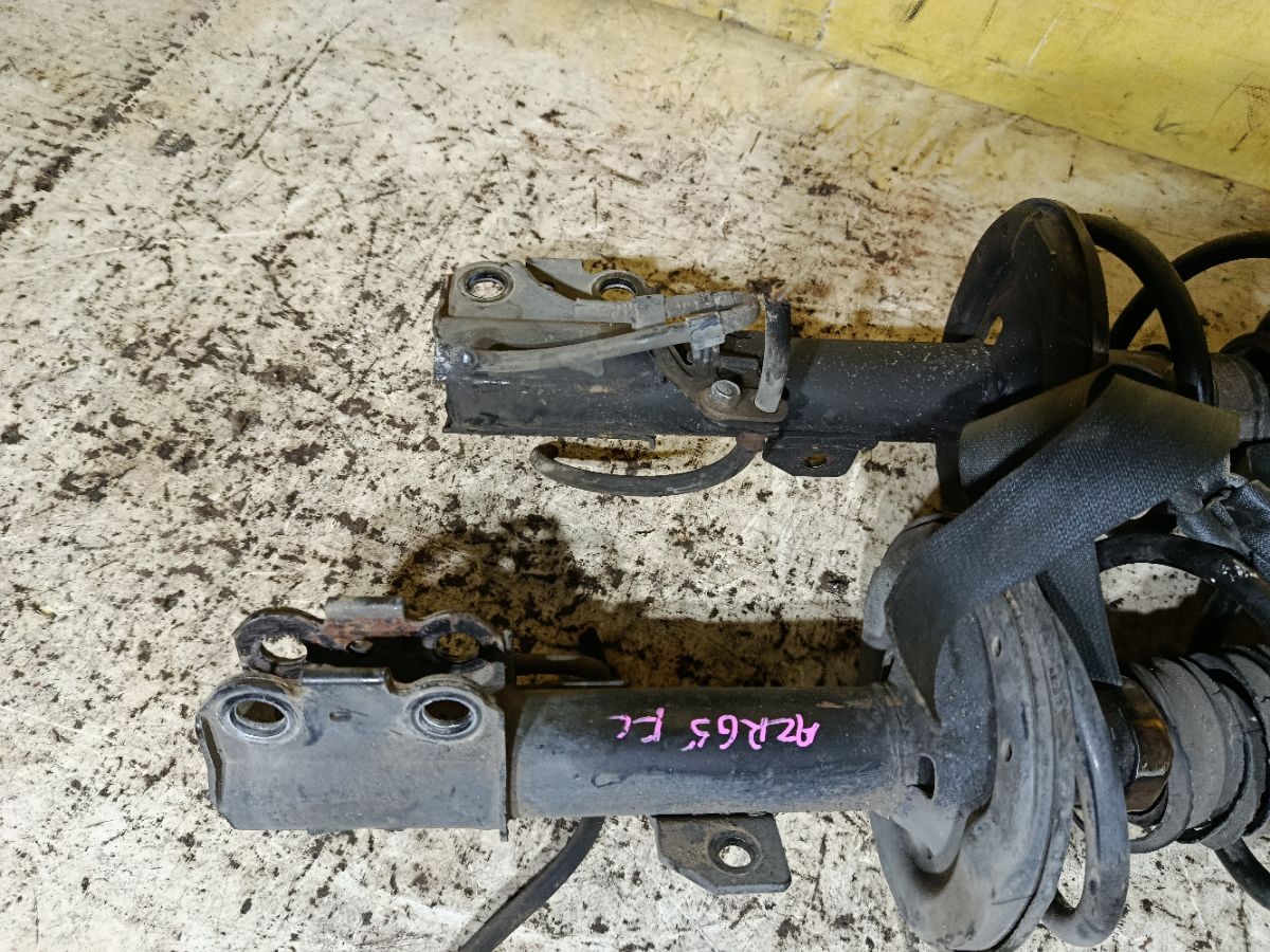 Стойка амортизатора на Toyota Noah AZR65G 1AZ-FSE Фото 4