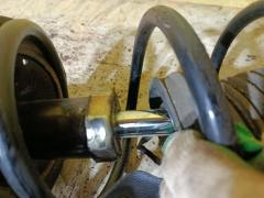 Стойка амортизатора на Toyota Noah AZR65G 1AZ-FSE Фото 3