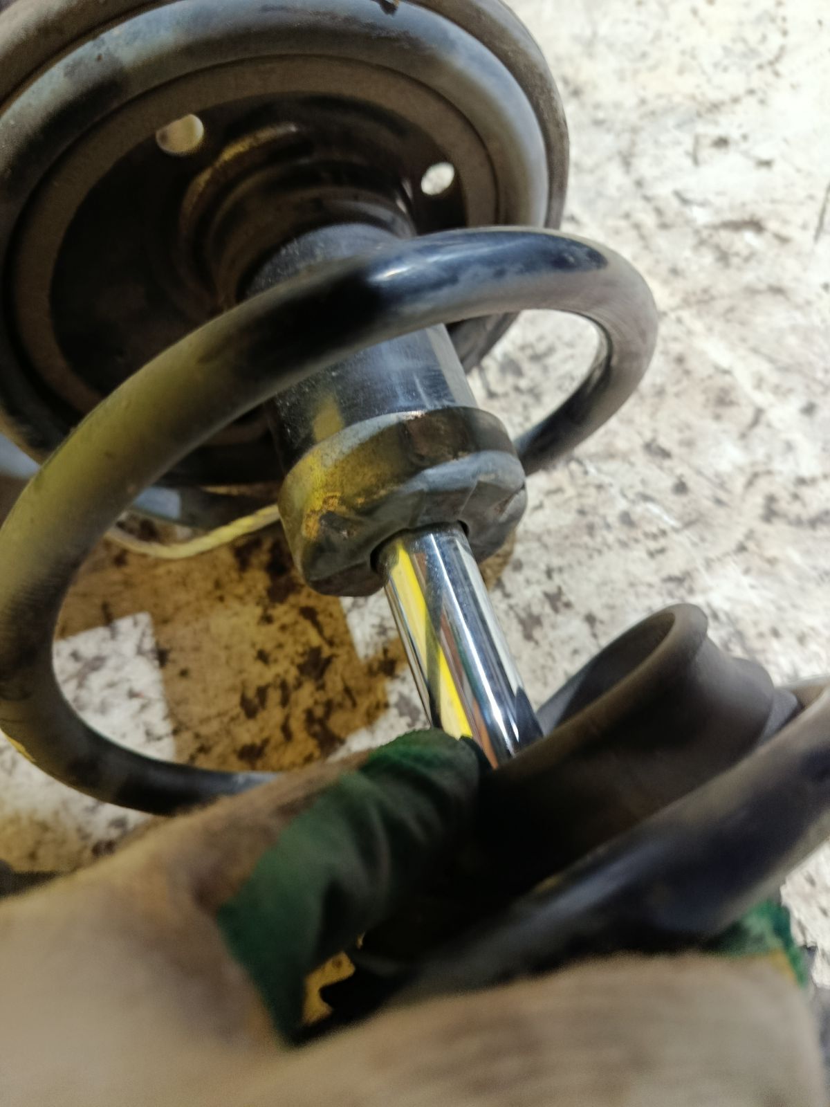 Стойка амортизатора на Toyota Noah AZR65G 1AZ-FSE Фото 2