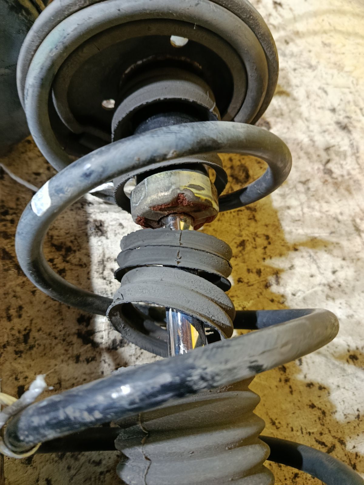 Стойка амортизатора на Toyota Noah AZR65G 1AZ-FSE Фото 3