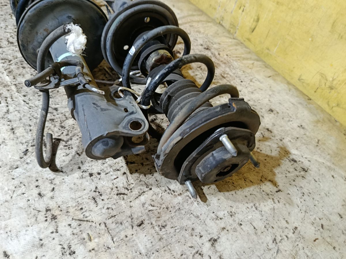 Стойка амортизатора на Toyota Noah AZR65G 1AZ-FSE Фото 4