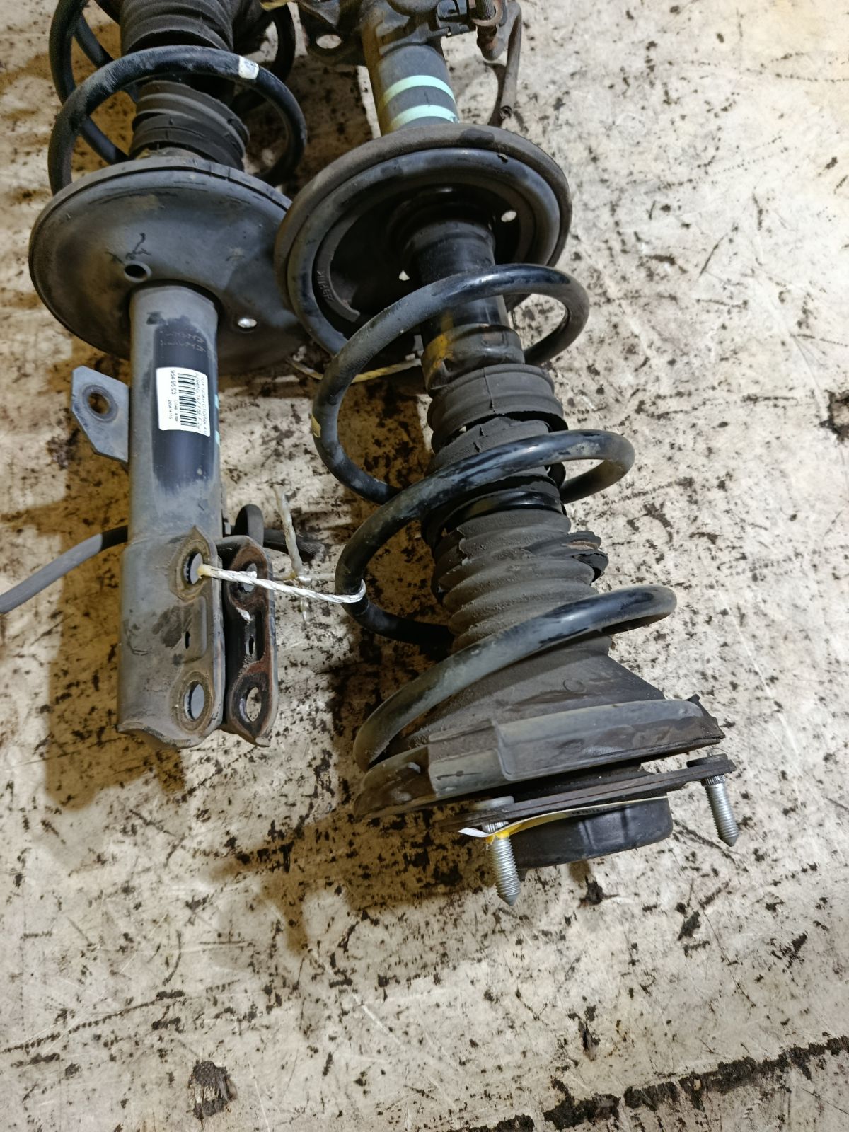 Стойка амортизатора на Toyota Noah AZR65G 1AZ-FSE Фото 5