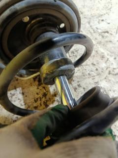 Стойка амортизатора на Toyota Noah AZR65G 1AZ-FSE Фото 2