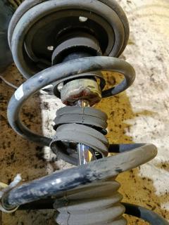 Стойка амортизатора на Toyota Noah AZR65G 1AZ-FSE Фото 3