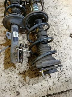 Стойка амортизатора на Toyota Noah AZR65G 1AZ-FSE Фото 5