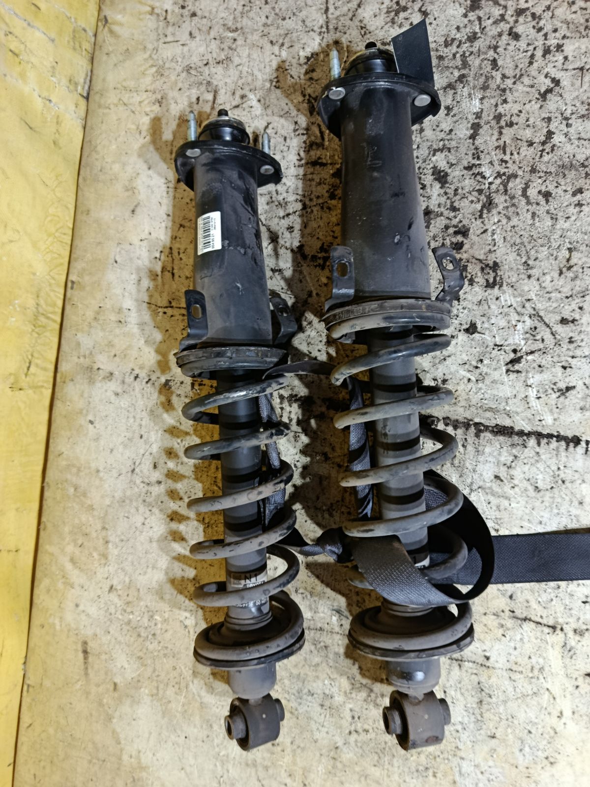 Стойка амортизатора 48530-22650 на Toyota Mark X GRX130 4GR-FSE Фото 1