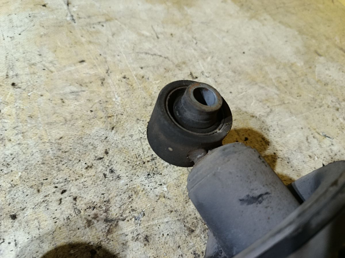 Стойка амортизатора 48530-22650 на Toyota Mark X GRX130 4GR-FSE Фото 3