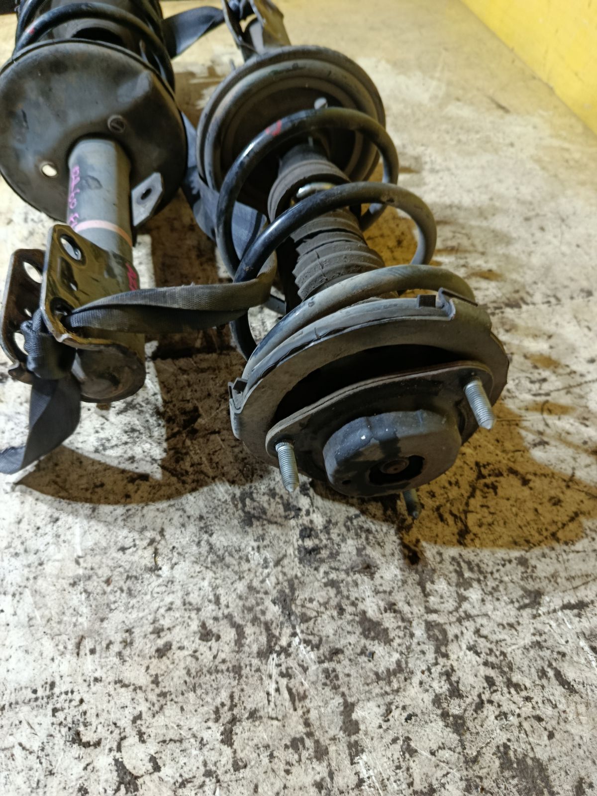 Стойка амортизатора на Toyota Noah AZR60G 1AZ-FSE Фото 2