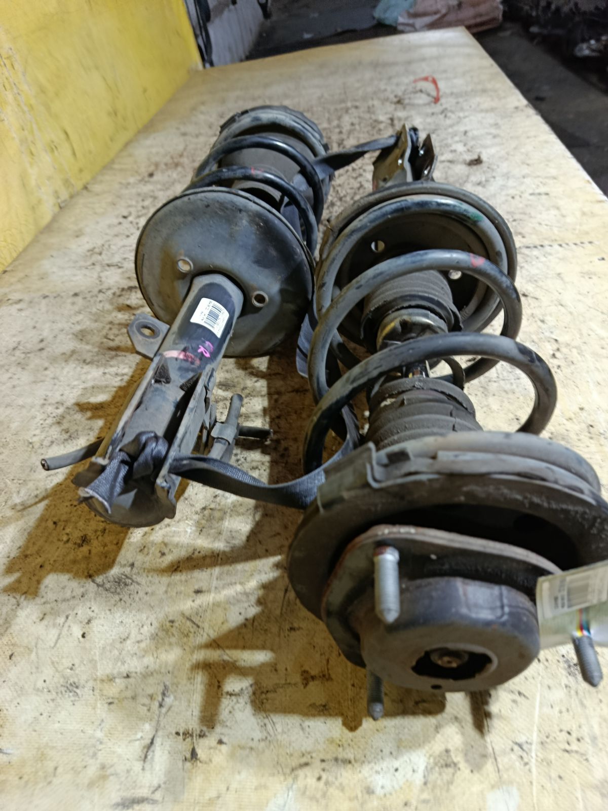 Стойка амортизатора на Toyota Noah AZR60G 1AZ-FSE Фото 3